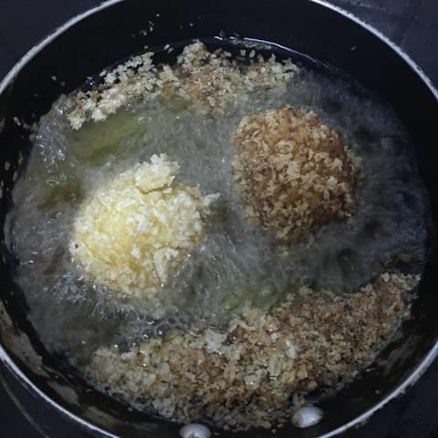 Cách làm bánh khoai tây phô mai chiên xù