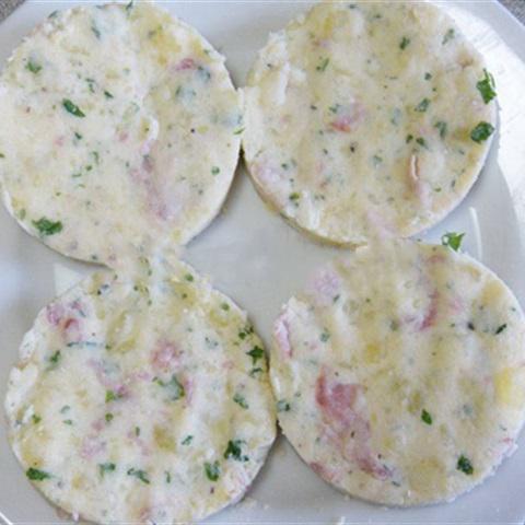 Cách làm bánh khoai tây trộn thịt xông khói chiên