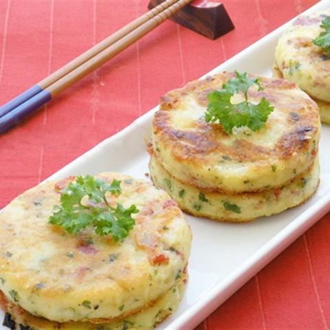 Cách làm bánh khoai tây trộn thịt xông khói chiên