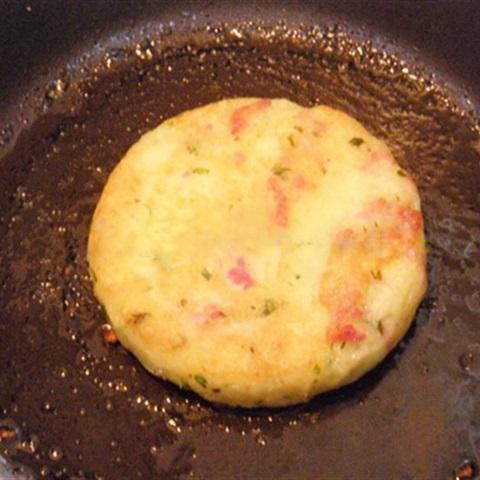 Cách làm bánh khoai tây trộn thịt xông khói chiên