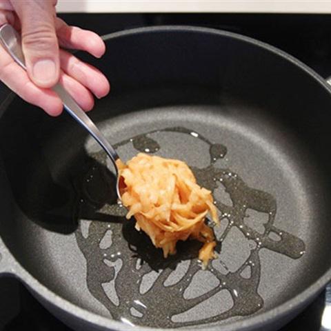 Cách làm bánh khoai tây trứng