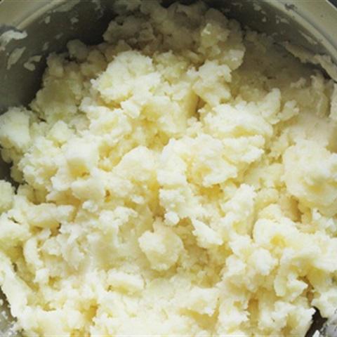 Cách làm bánh khoai tây xúc xích chiên giòn