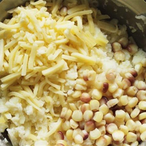 Cách làm bánh khoai tây xúc xích chiên giòn