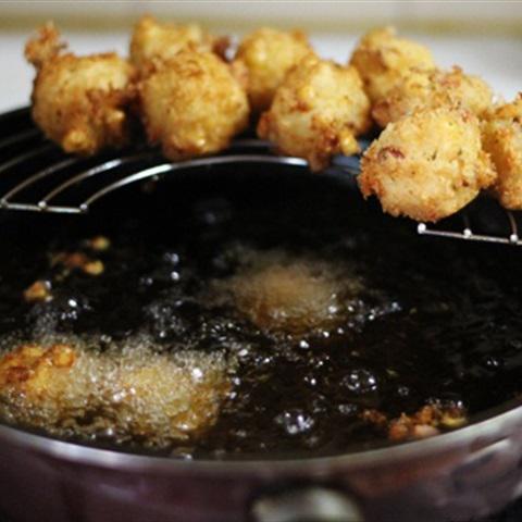 Cách làm bánh khoai tây xúc xích chiên giòn