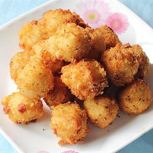Cách làm bánh khoai tây xúc xích chiên giòn