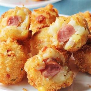 Cách làm bánh khoai tây xúc xích chiên giòn