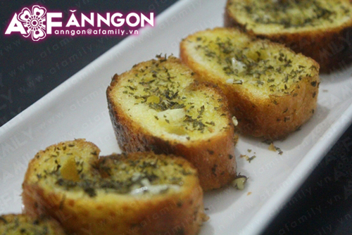 Bánh mì bơ tỏi cho bữa sáng thơm ngon nhanh gọn