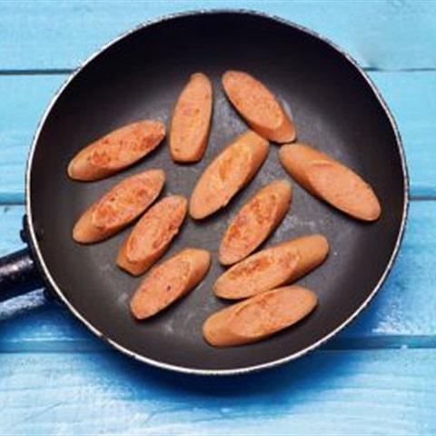 Cách làm bánh mì bơ tỏi kẹp xúc xích nướng