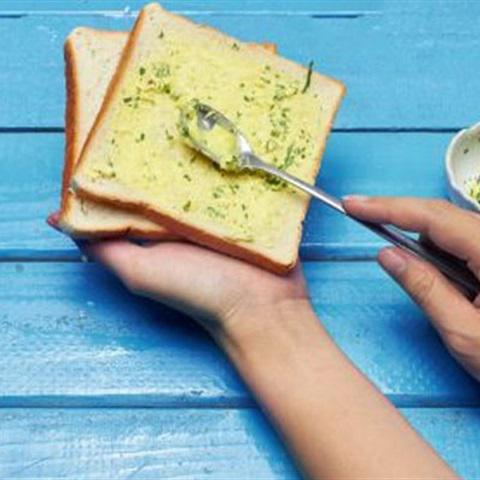 Cách làm bánh mì bơ tỏi kẹp xúc xích nướng