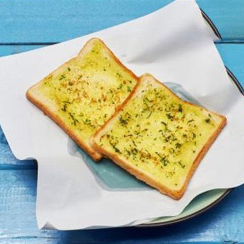 Cách làm bánh mì bơ tỏi kẹp xúc xích nướng