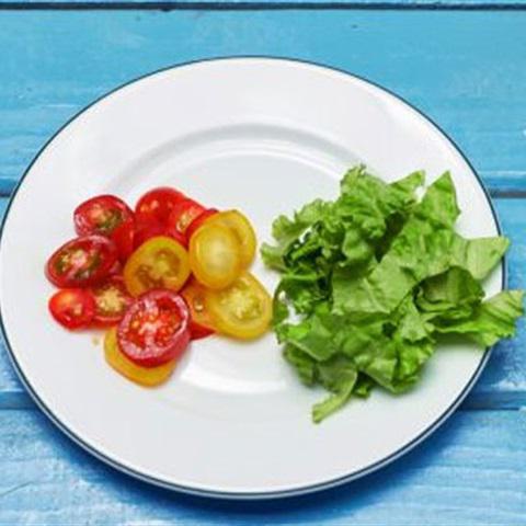 Cách làm bánh mì bơ tỏi kẹp xúc xích nướng