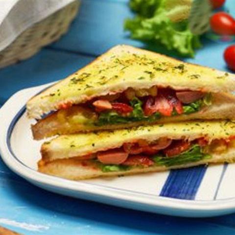 Cách làm bánh mì bơ tỏi kẹp xúc xích nướng