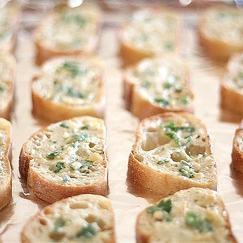 Cách làm bánh mì bơ tỏi nướng giòn