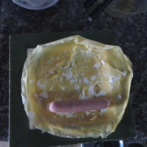 Cách làm bánh mì bơ và trứng cuộn xúc xích