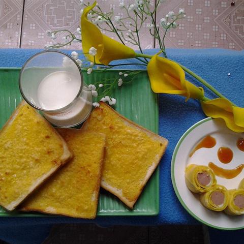 Cách làm bánh mì bơ và trứng cuộn xúc xích