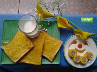 Bánh mì bơ và trứng cuộn xúc xích