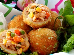 Bánh mì bọc cơm chiên đổi vị cho cuối tuần