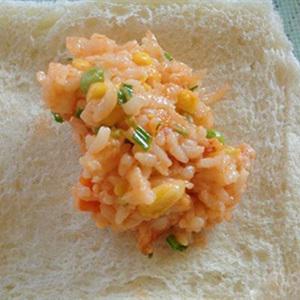Cách làm bánh mì bọc cơm chiên