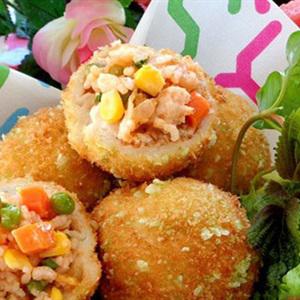 Cách làm bánh mì bọc cơm chiên