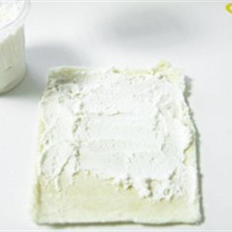 Cách làm bánh mì cuộn dâu tây