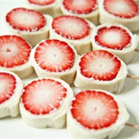 Cách làm bánh mì cuộn dâu tây