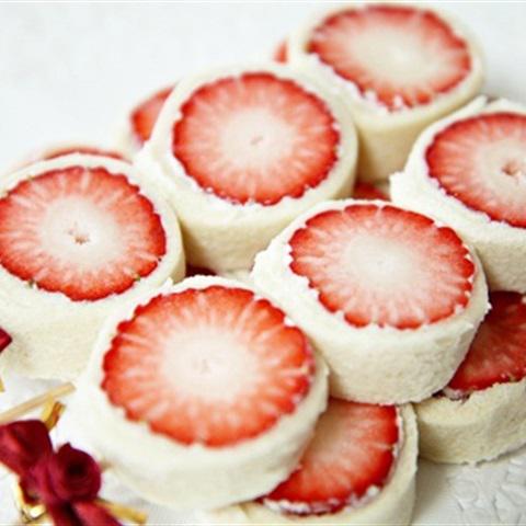 Cách làm bánh mì cuộn dâu tây