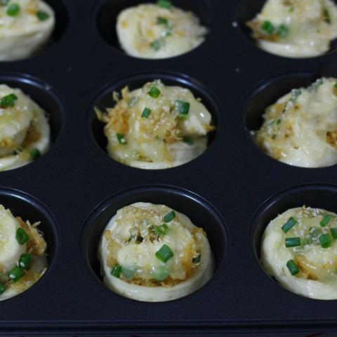 Cách làm bánh mì cuộn với chà bông