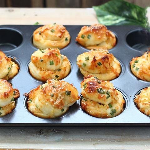 Cách làm bánh mì cuộn với chà bông