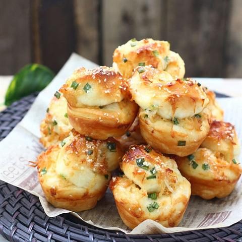 Cách làm bánh mì cuộn với chà bông