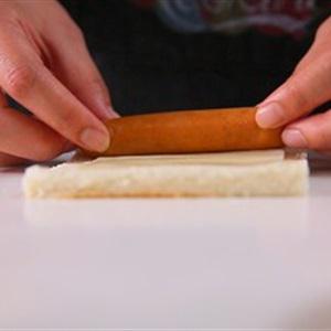 Cách làm bánh mì cuộn xúc xích