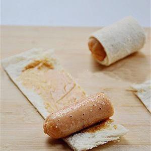 Cách làm bánh mì cuộn xúc xích bơ
