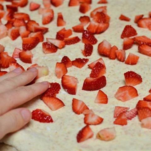 Cách làm bánh mì dâu tây nướng