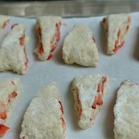 Cách làm bánh mì dâu tây nướng