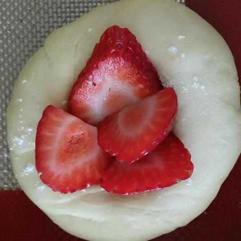 Cách làm bánh mì dâu tây