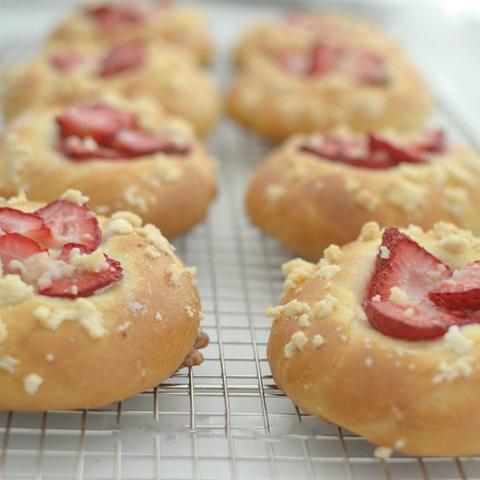 Cách làm bánh mì dâu tây