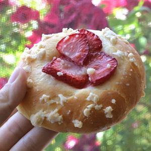 Cách làm bánh mì dâu tây