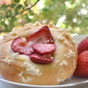 Cách làm bánh mì dâu tây