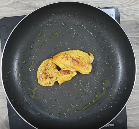 Bánh mì gà nướng phô mai béo ngậy, cay tê đầu lưỡi "phá đảo" thế giới bánh mì