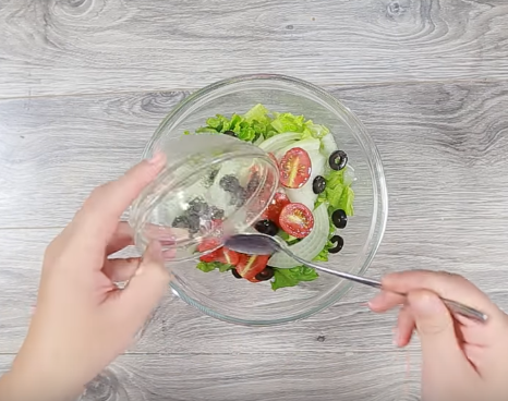 Bánh mì gà nướng phô mai béo ngậy, cay tê đầu lưỡi "phá đảo" thế giới bánh mì