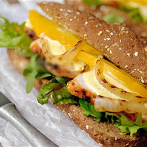 Cách làm bánh mì gà với sốt xoài