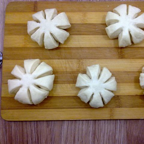 Cách làm bánh mì hình bông hoa