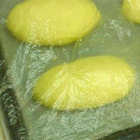 Cách làm bánh mì hình trái bắp