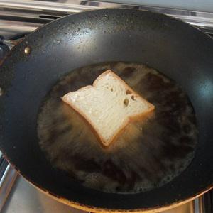 Cách làm bánh mì kẹp cá chiên