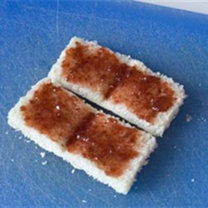 Cách làm bánh mì kẹp hình trái tim