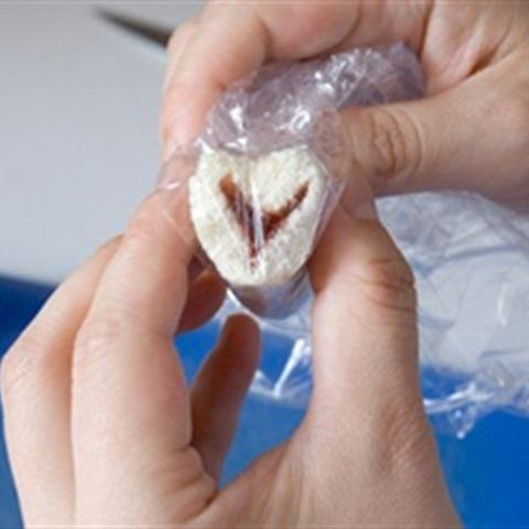 Cách làm bánh mì kẹp hình trái tim
