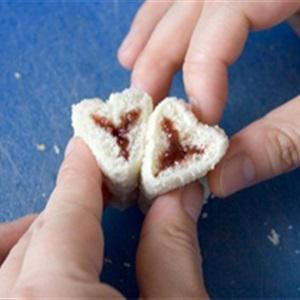 Cách làm bánh mì kẹp hình trái tim