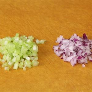 Cách làm bánh mì kẹp salad cá ngừ