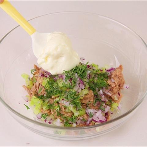 Cách làm bánh mì kẹp salad cá ngừ