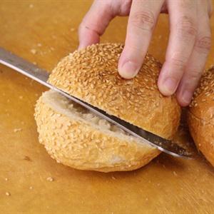 Cách làm bánh mì kẹp salad cá ngừ