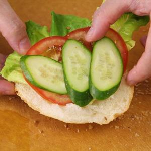 Cách làm bánh mì kẹp salad cá ngừ